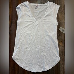 Ⓜ️Mono B V-Neck Cap Sleeve Tee NWT